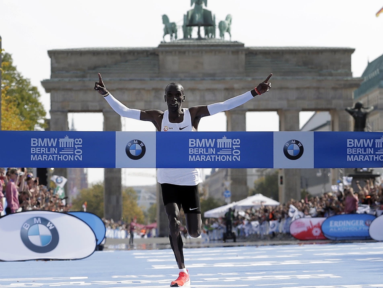 Eliud Kipchoge wins Berlin Marathon - sets new world record