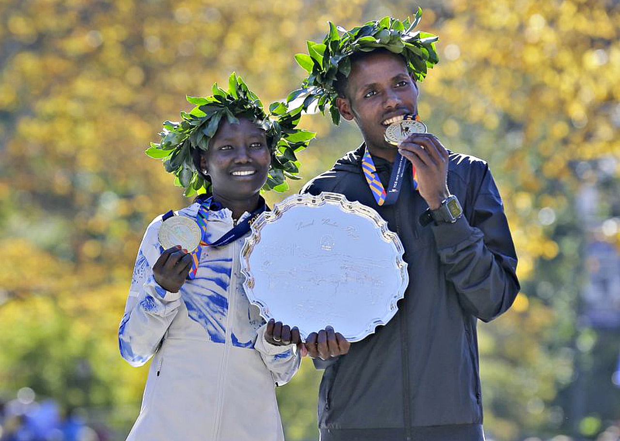 Mary Keitany and Lelisa Desisa