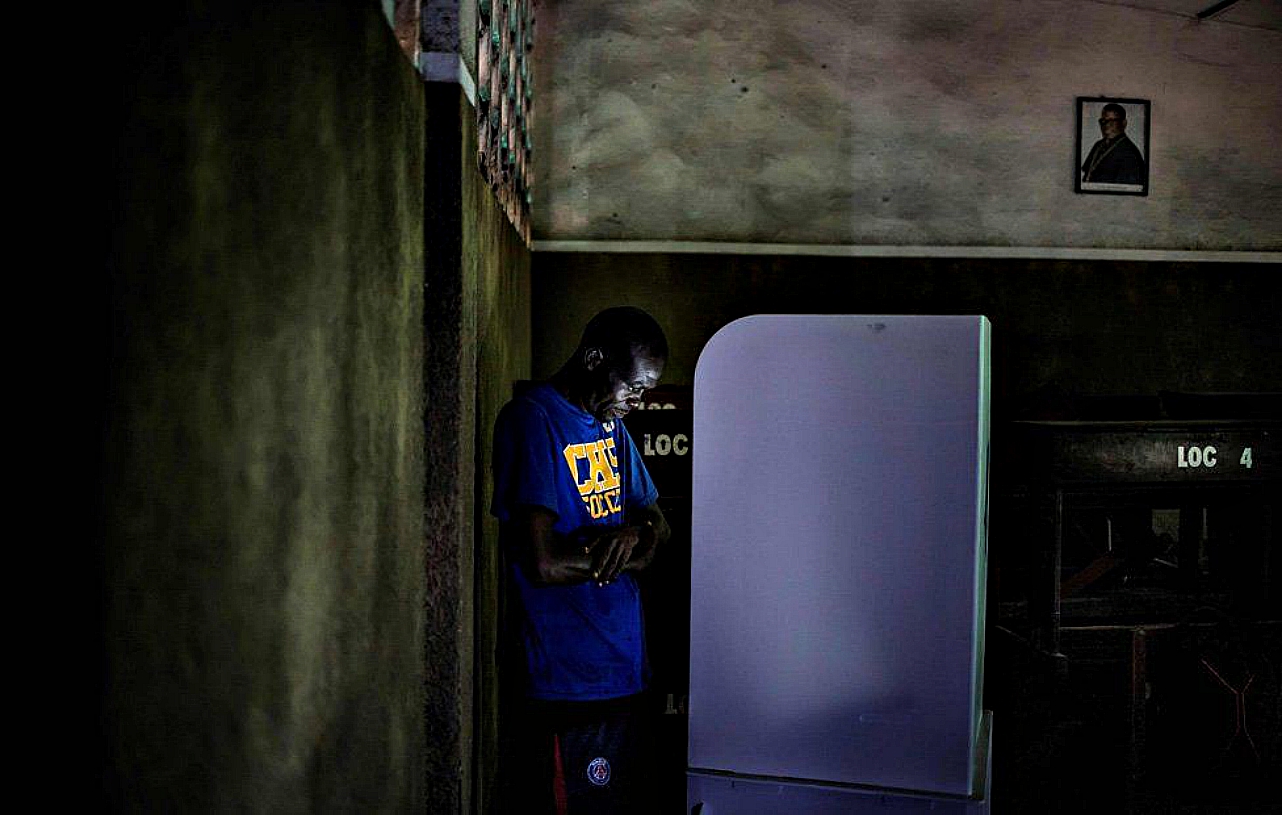 Voter casts his ballot in DR Congo presidential election. PHOTO