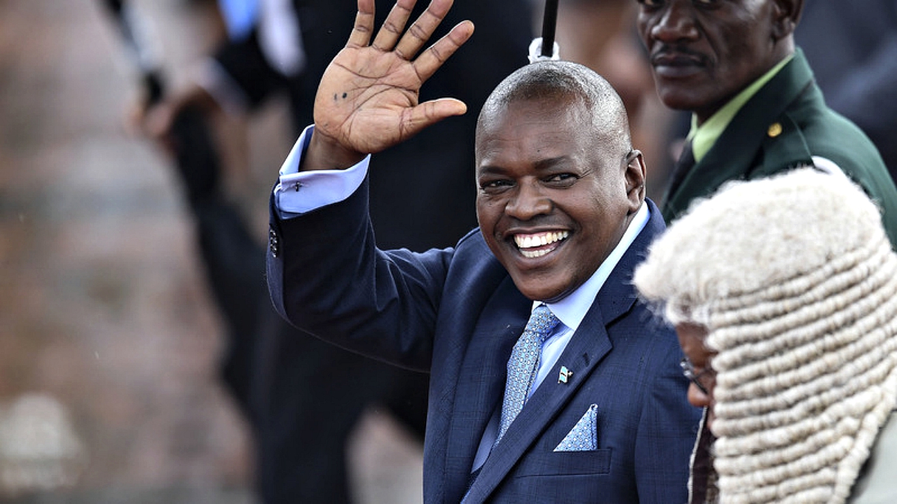 Mokgweetsi Masisi sworn in as President of Botswana, following last week's election victory