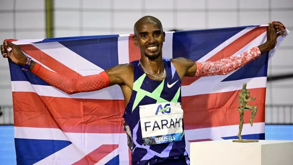 Mo Farah sets world one-hour record on return to track