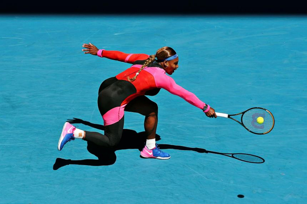 Serena Williams overcomes slow start to make Australian Open's fourth round