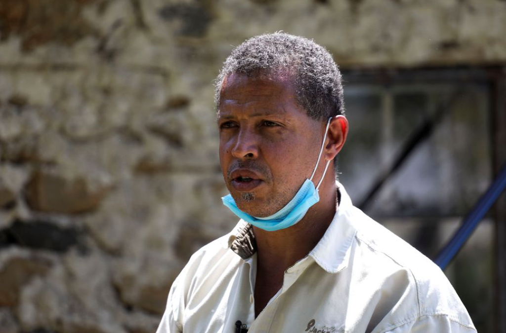 Kenyan entrepreneur turns water hyacinth weed into cooking fuel