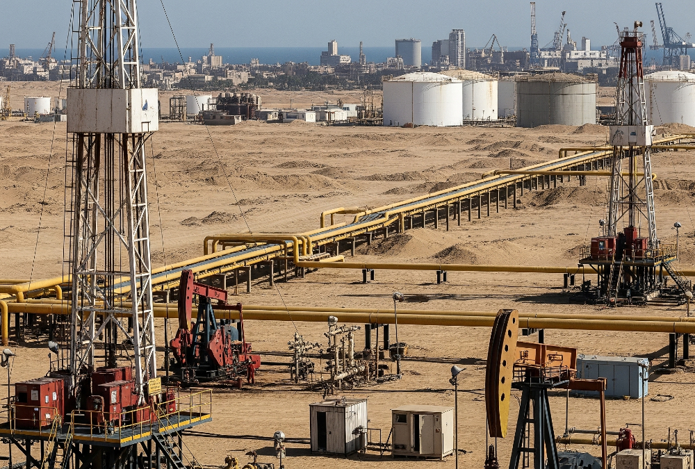 Oil rigs and gas infrastructure in Egypt representing the country’s expanding upstream oil and gas sector and international energy partnerships in 2025.